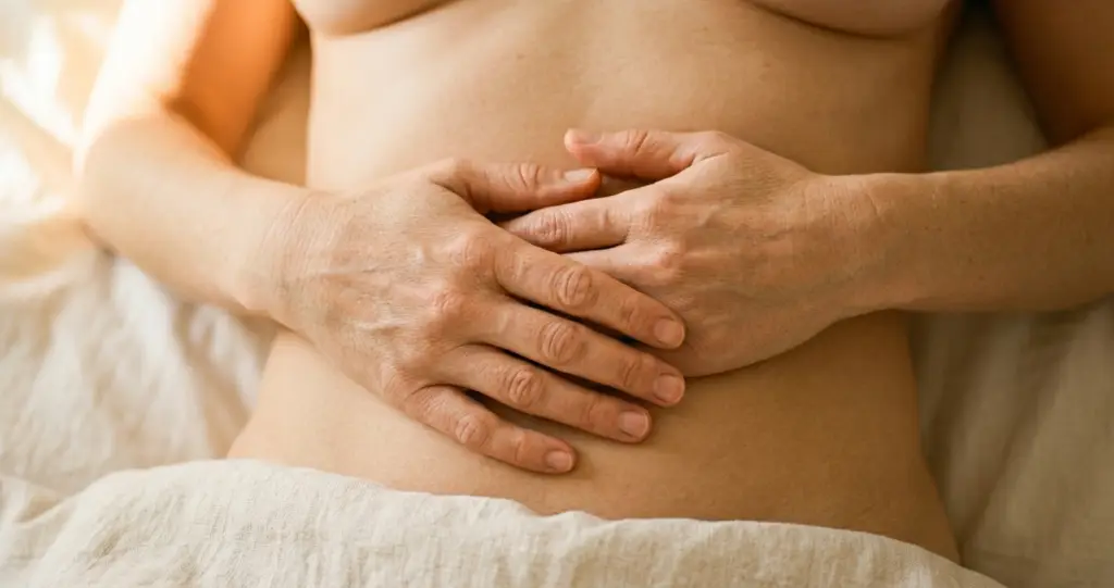 Hände auf dem Bauch – Symbolbild für achtsamen Umgang mit Magen-Darm-Beschwerden